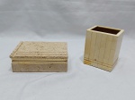 Lote composto de caixa retangular em pedra e porta treco em madeira revestido de osso. Medindo a caixa 13,5cm x 9,5cm x 4,5cm de altura.