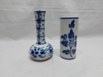 Lote de 2 vasos floreiras, sendo um bojudo e um cilíndrico, em porcelana azul e branca. Medindo o maior 16cm de altura.
