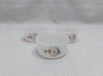 Lote de 3 bowls em vidro opalinado Arcopal com pintura floral. Medindo 8cm de diâmetro x 4cm de altura.