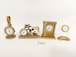 4 relógios em miniatura diversos modelos em metal dourado. Medida: 8 cm x 5 cm e 6 cm x 4 cm. necessita reparo