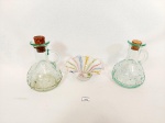 Lote 3 peças em vidro sendo 2 galetas e 1  petisqueira em vidro  colorido Medida: galhetas 12 cm x 8 cm e Baleiro 4 cm x 11 cm
