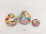 3 Potiches em porcelana  oriental decorado flores. Medida: 9 cm , 8 cm e 5 cm