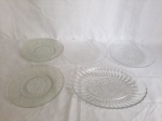 Lote diverso em vidro, composto de 2 petisqueira na forma de concha, 1 travessa oval e 2 pratinhos. Medindo a travessa oval 26cm x 18,5cm.