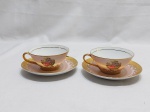 Par de xícaras de chá em porcelana Real, rosa com cena galante e friso ouro.