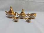 5 miniaturas de jogo de servir chá em porcelana com ouro. Medindo o bule 5cm de altura.