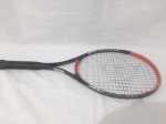 Raquete de tênis Dunlop Headside 100 SQ INCH. Medindo 68,5cm de comprimento.