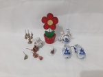 Lote de miniaturas, composto de par de tamancos holandês em porcelana, sineta (necessita restauro), etc. Medindo a flor em madeira 10cm de altura.