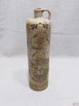 Linda garrafa em cerâmica vitrificada da marca Ceramarte, com rica policromia. Medindo 30cm de altura.