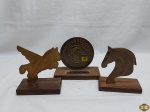 Lote de 3 troféus de equitação em metal dourado com base em madeira. Medindo o redondo 18cm x 8cm x 15,5cm de atura.