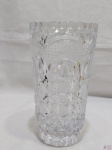 Vaso floreira em grosso cristal ricamente lapidado. Medindo 21,5cm de altura x 11,5cm de diâmetro.
