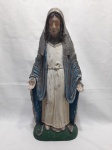 Grande imagem de Nossa Senhora esculpida em madeira, com os olhos cerrados e as mãos espalmadas. Século XX, altura 50 cm. No estado.