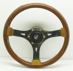 AUTOMOBILISMO - Antigo volante esportivo COBRA, madeira. Dia. 31 cm. Produto conforme fotos.