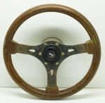 AUTOMOBILISMO - Antigo volante esportivo COBRA, madeira, cubo FIAT 147. Dia. 31 cm. Produto conforme fotos.