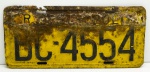 COLECIONISMO - Antiga placa amarela em ferro. BC 4554 - Petrópolis - RJ. Necessita restauro. Produto conforme fotos originais do lote.