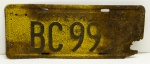 COLECIONISMO - Antiga placa amarela em ferro com rara numeração. BC 9999 - Petrópolis - RJ. Necessita restauro. Produto conforme fotos originais do lote.