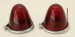 AUTO PEÇAS - Lote de 2 lanternas de sinalização em vidro na tonalidade vermelho. Na caixa, sem uso. Produto conforme fotos originais do lote.