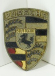 AUTO PEÇA - Emblema escudo PORSCHE. Med. 7x5 cm. Produto conforme fotos originais do lote.