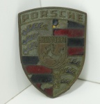 AUTO PEÇA - Emblema escudo PORSCHE. Med. 7x5 cm. Produto conforme fotos originais do lote.