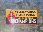 DECORAÇÃO - Placa decorativa, WE CLEAN AND CHECK - SPARK PLUGS AND RECOMMEND - CHAMPIONS. Med. 24x50 cm. Produto conforme fotos originais do lote.