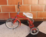 COLECIONISMO - Pedal car em metal, velocípide, triciclo infantil BANDEIRANTE, Anos 60/70. Marcas do tempo. Produto conforme fotos originais do lote.