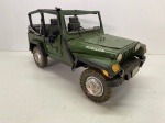 COLECIONISMO - Miniatura Colecionável de Lata, JEEP MILITAR VERDE RUBICON, VINTAGE. Med. 19X38X18 cm. Produto conforme fotos originais do lote.