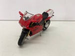 COLECIONISMO - Miniatura colecionável, moto DUCATI 998r em metal e plástico injetado, pneus borracha. Med. 7x12 cm. Produto conforme fotos originais do lote.