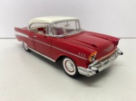 COLECIONISMO - Carro de coleção, CHEVROLET BEL AIR (1957) - em metal e plástico injetado, pneus borracha. Escala 1/24. Produto conforme fotos originais do lote.