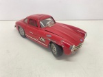 COLECIONISMO - Carro de coleção, MERCEDEZ BENS 300 sl  (1954)  - em metal e plástico injetado, pneus borracha. Escala 1/18. Falta roda. Produto conforme fotos originais do lote.