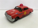 COLECIONISMO - Carro de coleção, carrinho de lata Japônes, representando carro de bombeiro FIRE CHIEF, carrinho em metal, pneus borracha. Med. 8x18x7,5 cm. Produto conforme fotos originais do lote.