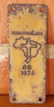 COLECIONISMO - Antiga plaqueta de controle para Carros, ano 1974  - Estado do Rio de Janeiro, comemorativa TRANSAMAZÔNICA. Estas plaquetas eram colocadas juntamente com o lacre nas placas dos veículos, trocadas anualmente em cada Estado. Med. 11x4 cm. Produto conforme fotos originais do lote.