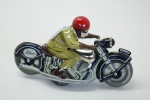 BRINQUEDO - Schuco - Maravilhoso brinquedo antigo carro antigo modelo MOTO RACER 1006 - Fabricado na US Zone ou zona ocupada na Alemanha no pós guerra (fim da década de 40 e começo da década de 50) - Funciona a corda. Produto conforme fotos originais do lote.