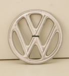 AUTO PEÇA - Emblema VOLKSWAGEN em alumínio, Capô Fusca. Produto conforme fotos originais do lote.