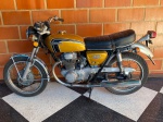 MOTOCICLETA - HONDA CB 350  - 4 TEMPOS - 1972. Moto sem documento, motor esta trancado, aparentemente com todas as peças, mas sem funcionamento a mais de 10 anos. Moto para fins de decoração e exposição. Produto conforme fotos e vídeo originais do lote.