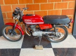 MOTOCICLETA - HONDA CG 125 TURUNA - 4 TEMPOS - 1979. Moto sem documento, motor não esta trancado, aparentemente com todas as peças, mas sem funcionamento a mais de 10 anos. Moto para fins de decoração e exposição. Produto conforme fotos e vídeo originais do lote.