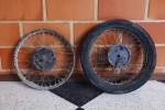 AUTO PEÇAS - Lote de 2 rodas raiadas de motocicleta antiga.  Produto conforme fotos originais do lote.