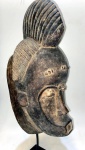 Costa do Marfim, Africa, século XX. Excepcional máscara africana da etnia Baule construída em madeira e montada sobre haste de ferro. Altura do conjunto = 64 cm. Raridade.