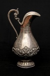 Inglaterra, século XIX. Jarra para água ou vinho em estilo vitoriano em prata Sheffield contrastada. Altura = 28 cm. Em bom estado de conservação.