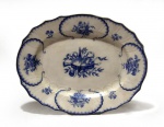 Mortlock China Company, Inglaterra. 1888 C. Elegantíssima e grande travessa em porcelana policromada em azul e branco padrão Feuille de Choux. 43 x 33 cm. Marca no fundo. Em perfeito estado de conservação. Raridade.