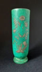 Gustavsberg, Suécia, 1940 C. Coleção Argenta. Elegantíssimo vaso sueco em cerâmica verde com aplicação de elementos fitomórficos em prata de lei. Altura = 18 cm. Marca no fundo. Raridade.