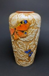 Thomas Forester and Sons, Inglaterra. Excepcional e raro vaso em porcelana da série Butterfly da Phoenix Ware, em original padrão de folhas e borboletas. Altura = 23 cm. Em ótimo estado geral de conservação. Marca no fundo.