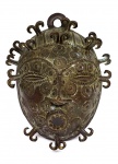 Excepcional máscara em bronze com escarificações e protuberâncias, executada à maneira dos artesãos fundidores do antigo reino do Benim, atuais República do Benim e Nigéria. Altura = 22 cm. Raridade.