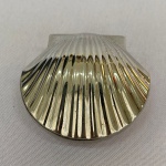 Porta pilulas em metal espessurado a prata no formado de concha, med. 5X6cm 