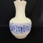 DA VINCI - FRIBURGO - Vaso floreiro em cerâmica na cor creme com decorações de flores em baixo relevo na cor azul, assinado e datado 1975 na base, med. 30cm de altura. Craquelado