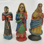 ZPS - Mestra Zefinha Paulino de Souza Ibimirim-PE - Lote com três Imagens sacras esculpidas em madeira com policromia, assinadas na base, med. 31, 34 e 35cm de altura