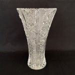 Vaso de flor em cristal translúcido com lapidação em gomos e estrelas, med. 22cm de altura. 