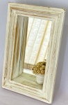Espelho decoratico com moldura em madeira patinada na cor branca e enfeite de vaso de flor, med. 13X21cm 