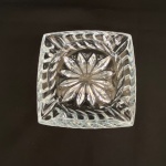Cinzeiro em vidro translucido decorado com sulcos, med. 12X12cm 