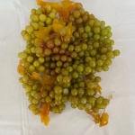 Lote com 7 (sete) cachos de uva com folhas em material emborrachado e plástico na cor verde. Maior med. 37cm