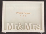 Porta retrato branco em plástico com escrita: Mr&Mrs.. Med.: 15x20cm.