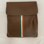 ITALY - Bolsa de couro marrom italiano com cores da bandeira italiana em couro. Falta alça para carregar e soltando a costura do bolso externo. Med.: 25x30cm.